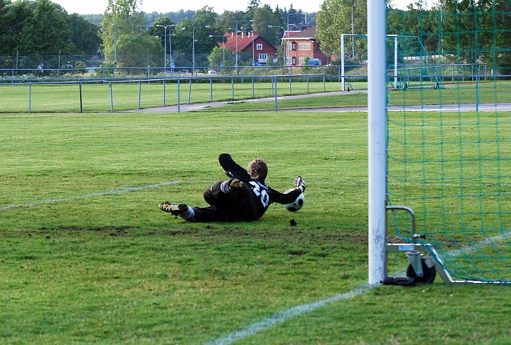 2011_0620_37.JPG - Bra räddning av Götlunda's målvakt på skott från Sofia Larsson
